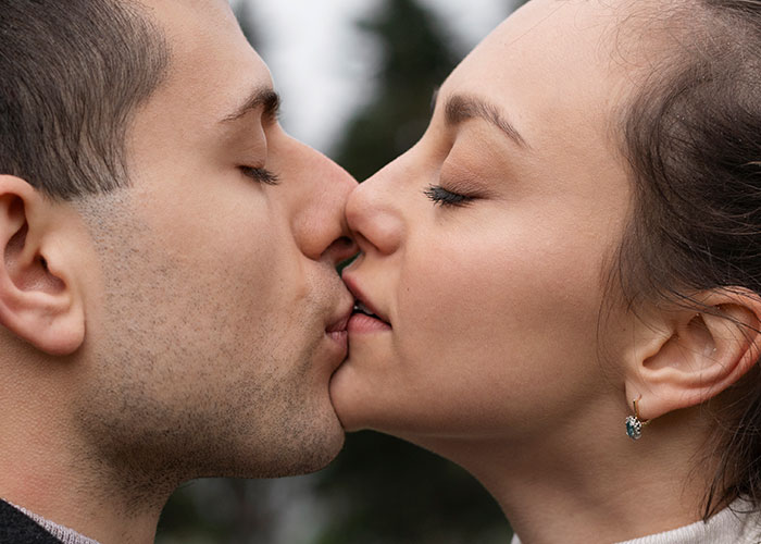 Beijo e os benefícios físicos e emocionais