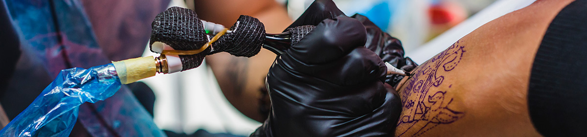 Piercings e tatuagens
