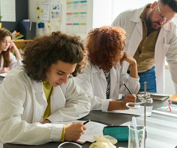 materia-da-edicao-premios-para-jovens-cientistas YIS premiou quatro pôsteres